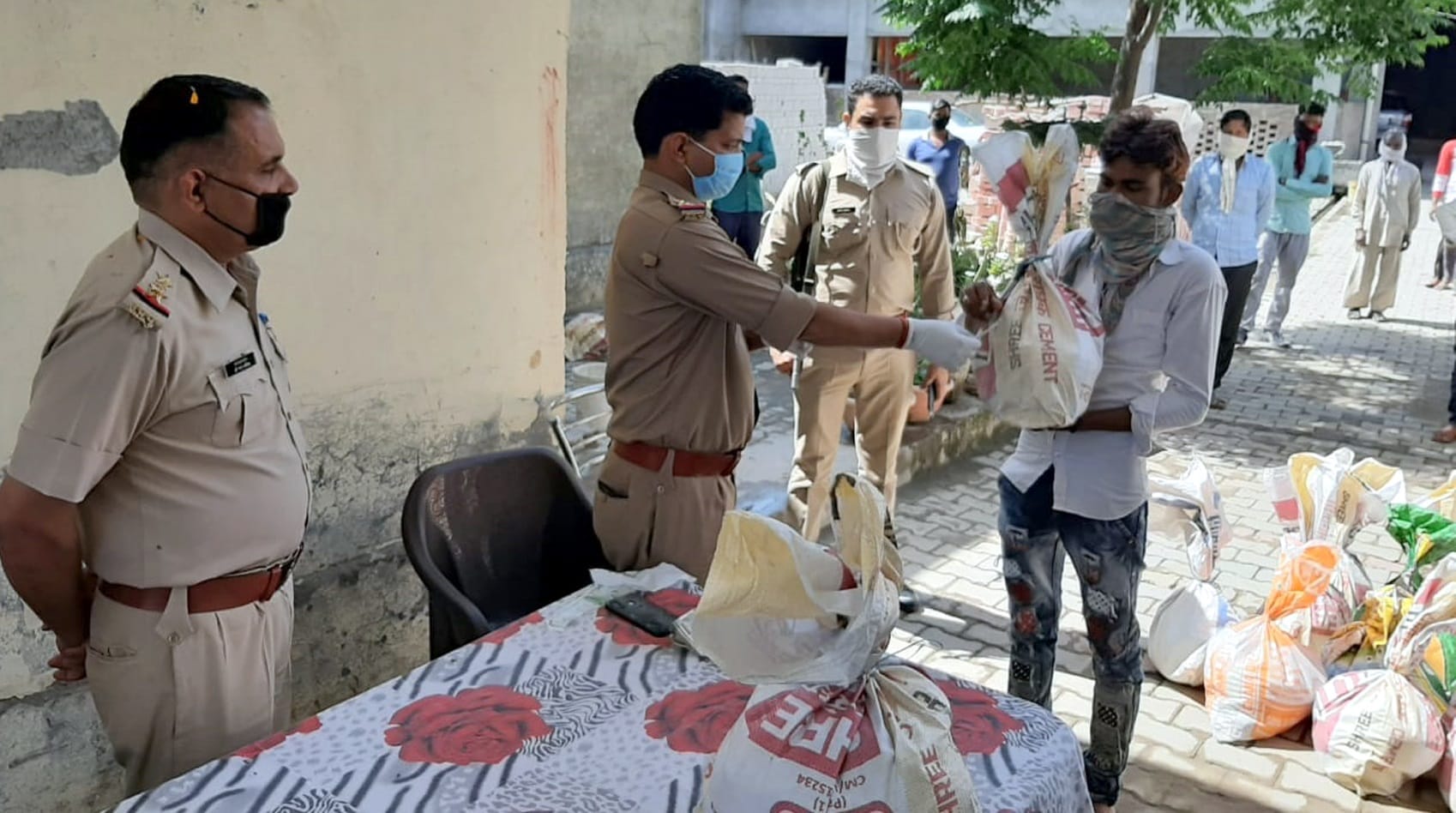 चिलकाना में अमर उजाला फाउंडेशन के तत्वावधान में वंचितों को राशन देते थानाध्यक्ष अमित शर्मा चिलकाना में अमर उजाला फाउंडेशन के तत्वावधान में वंचितों को राशन देते थानाध्यक्ष अमित शर्मा