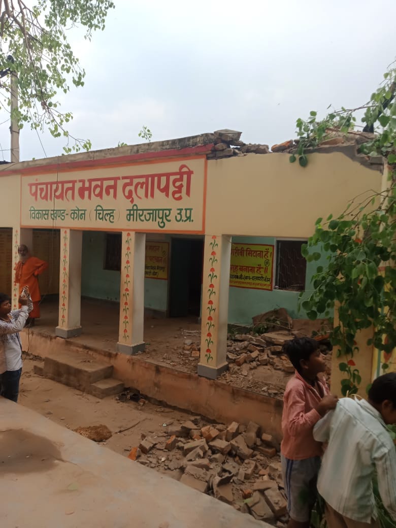 किस खंड कोन के दलापट्टी गांव के पंचायत भवन पर गिरा पेड़ । किस खंड कोन के दलापट्टी गांव के पंचायत भवन पर गिरा पेड़ ।