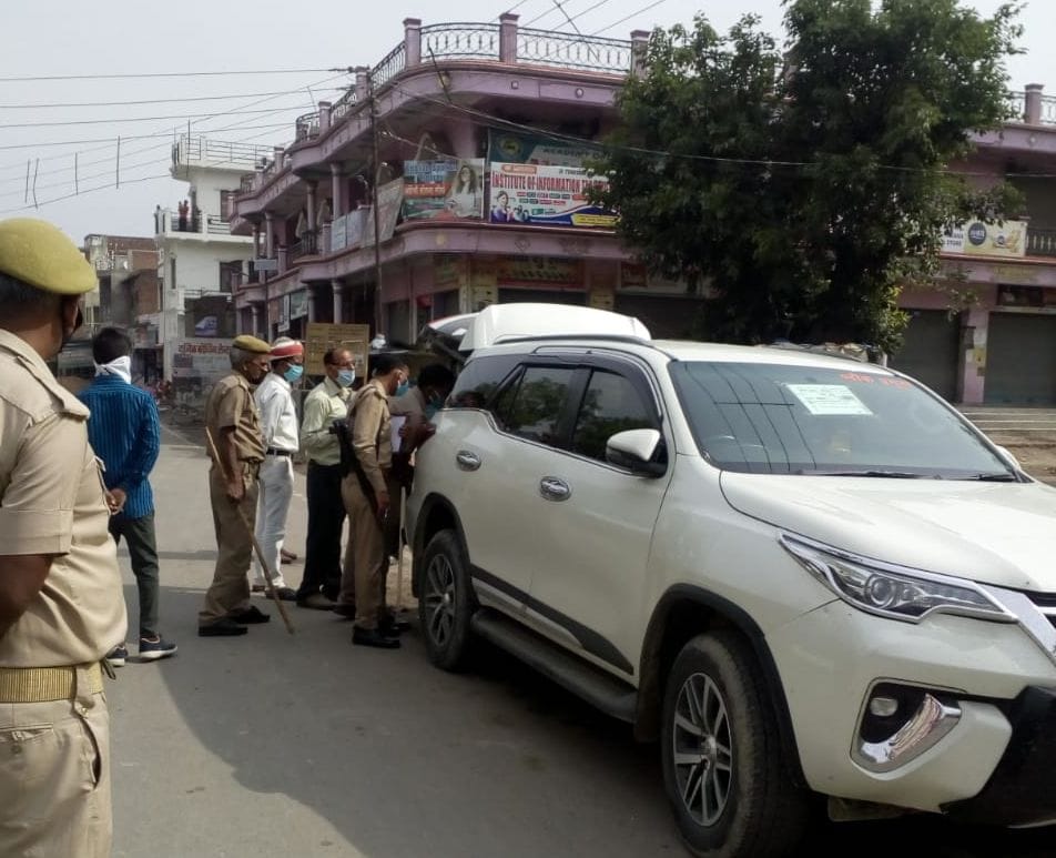 ब्लाॅक प्रमुख की गाड़ी से शराब बरामद होने की सूचना पर जुटे अफसर व पुलिस टीम। ब्लाॅक प्रमुख की गाड़ी से शराब बरामद होने की सूचना पर जुटे अफसर व पुलिस टीम।