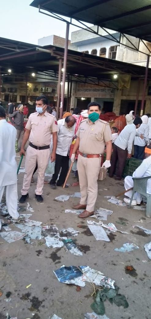 एएसआई सोमबीर दहिया सब्जी मंडी में गश्त करते हुए। एएसआई सोमबीर दहिया सब्जी मंडी में गश्त करते हुए।