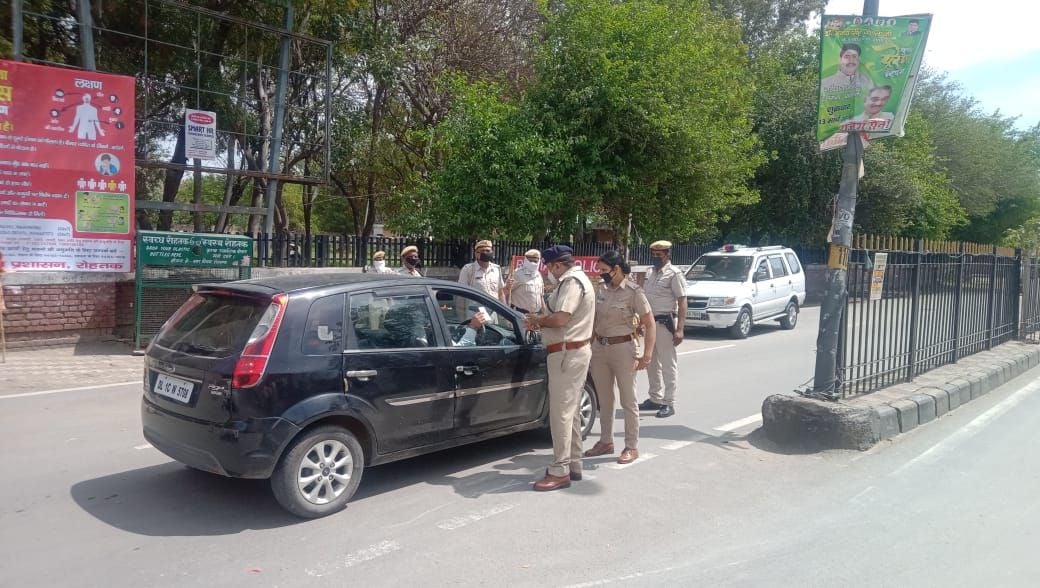 एएसआई पूनम दहिया नए बस स्टैंड के बाहर नाके पर वाहनों की जांच करते हुए। एएसआई पूनम दहिया नए बस स्टैंड के बाहर नाके पर वाहनों की जांच करते हुए।