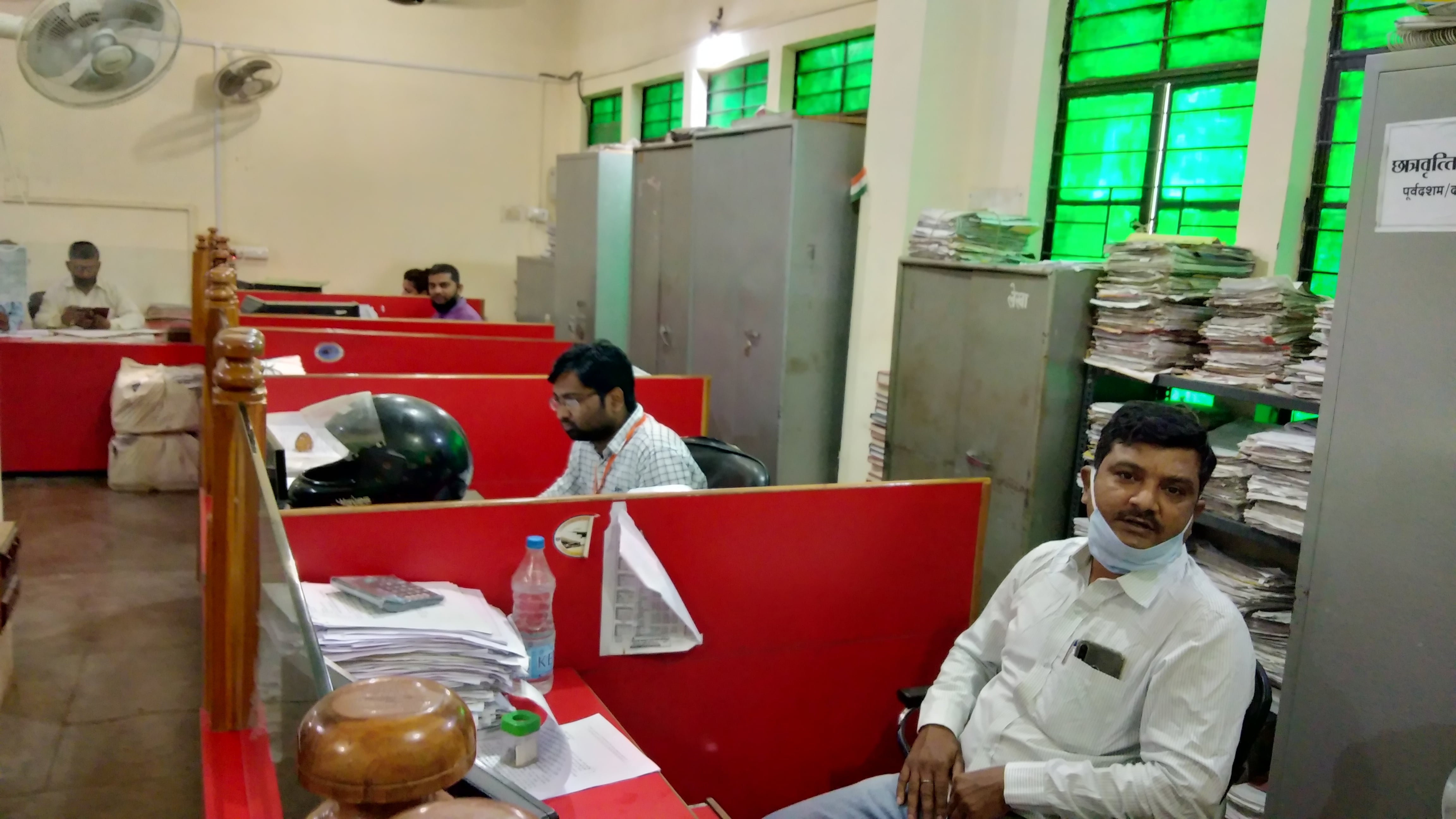 समाज कल्याण विभाग में काम करते अधिकारी व कर्मचारी