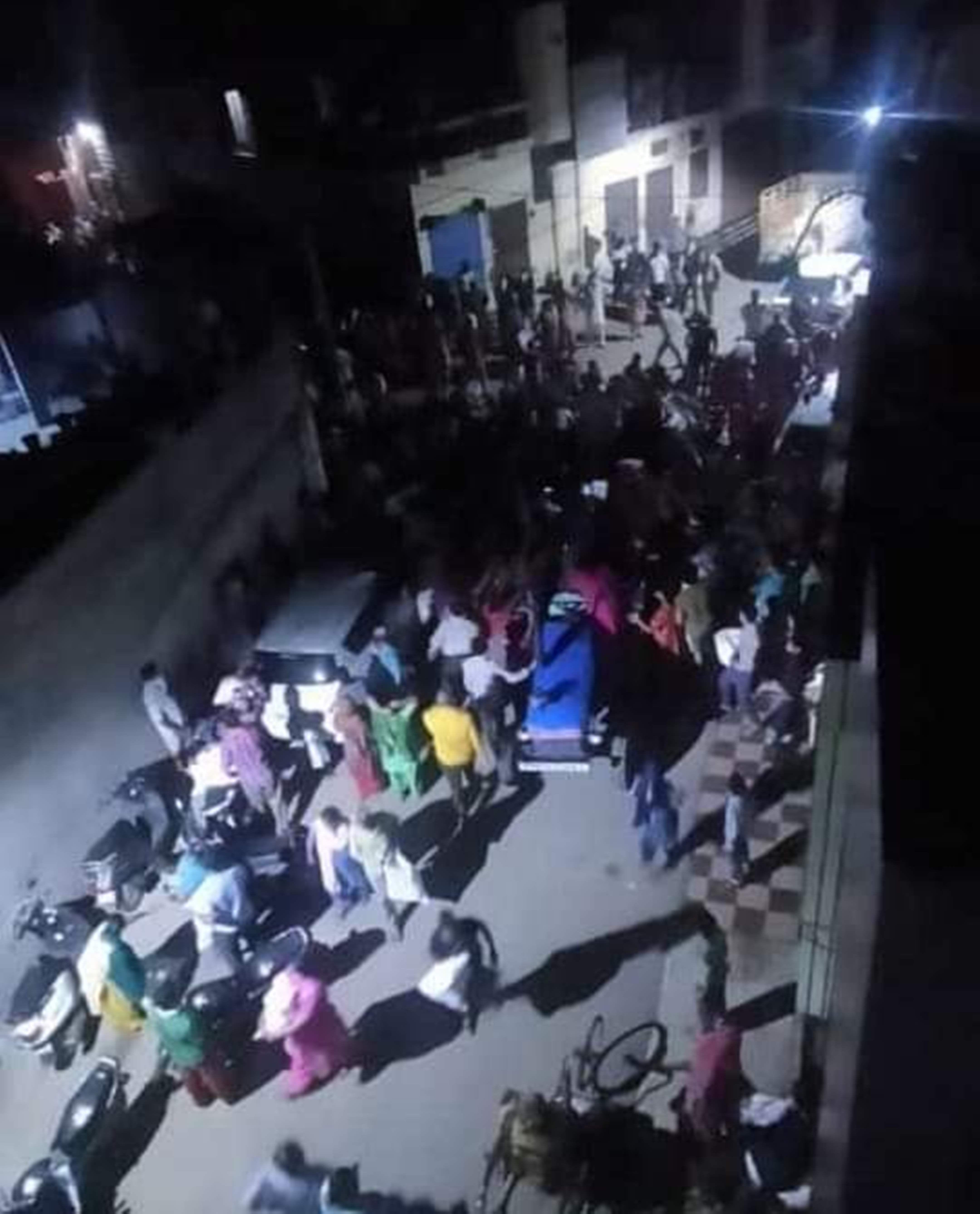 पठानकोट में चार मरला क्वार्टर में राशन के लिए मची लूट। 