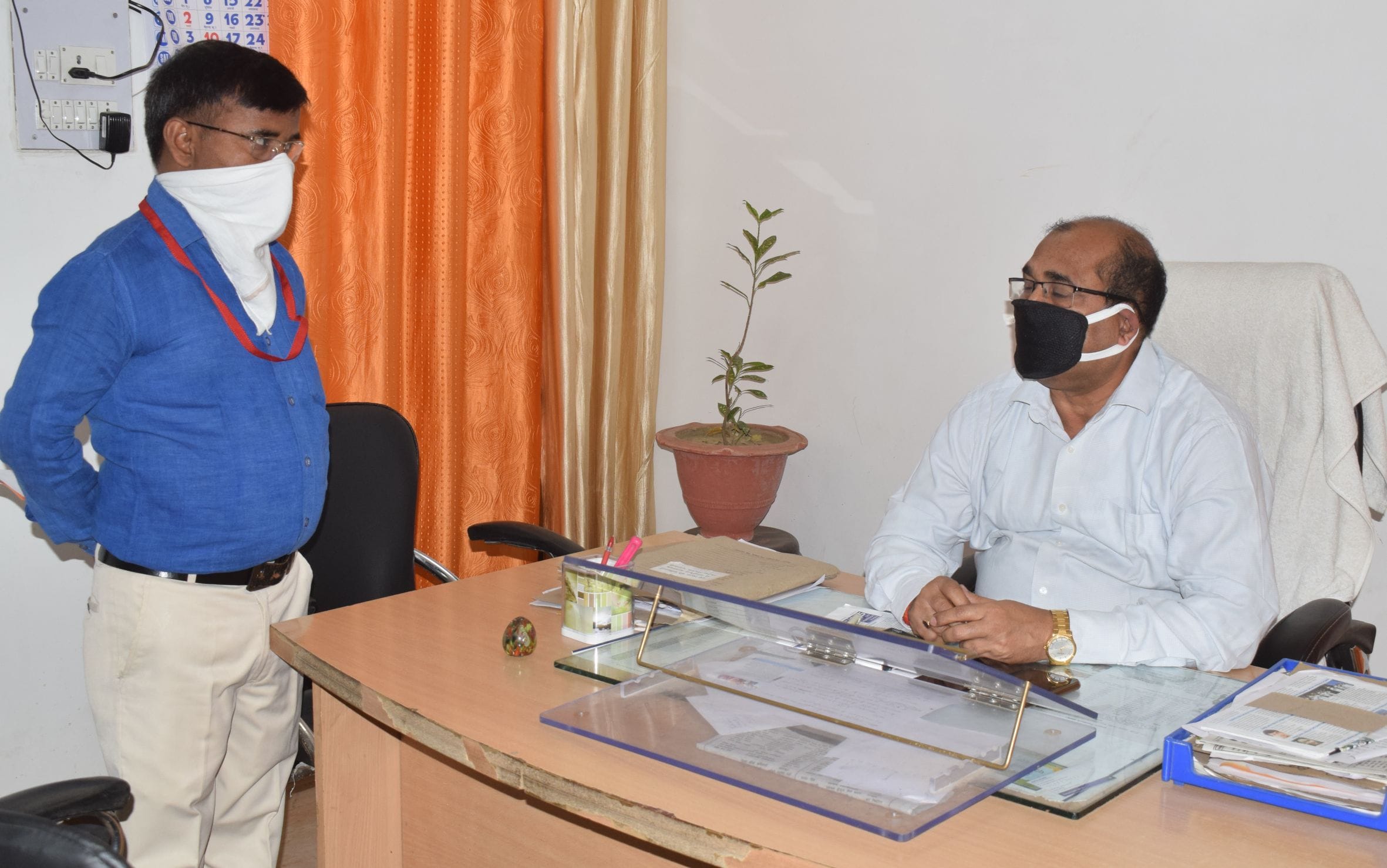 फोटो-10-अपने कार्यालय में विभागीय जिम्मेदार को दिशा निर्देश देते डीआईओएस वीके दुबे। संवाद