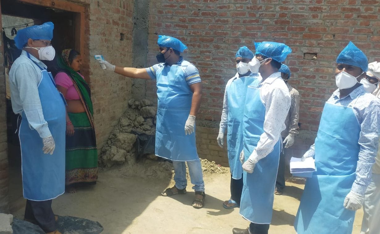 फोटो- 41- पाली में थर्मल स्क्रीनिंग करते डॉ. आनंद शुक्ला। संवाद फोटो- 41- पाली में थर्मल स्क्रीनिंग करते डॉ. आनंद शुक्ला। संवाद