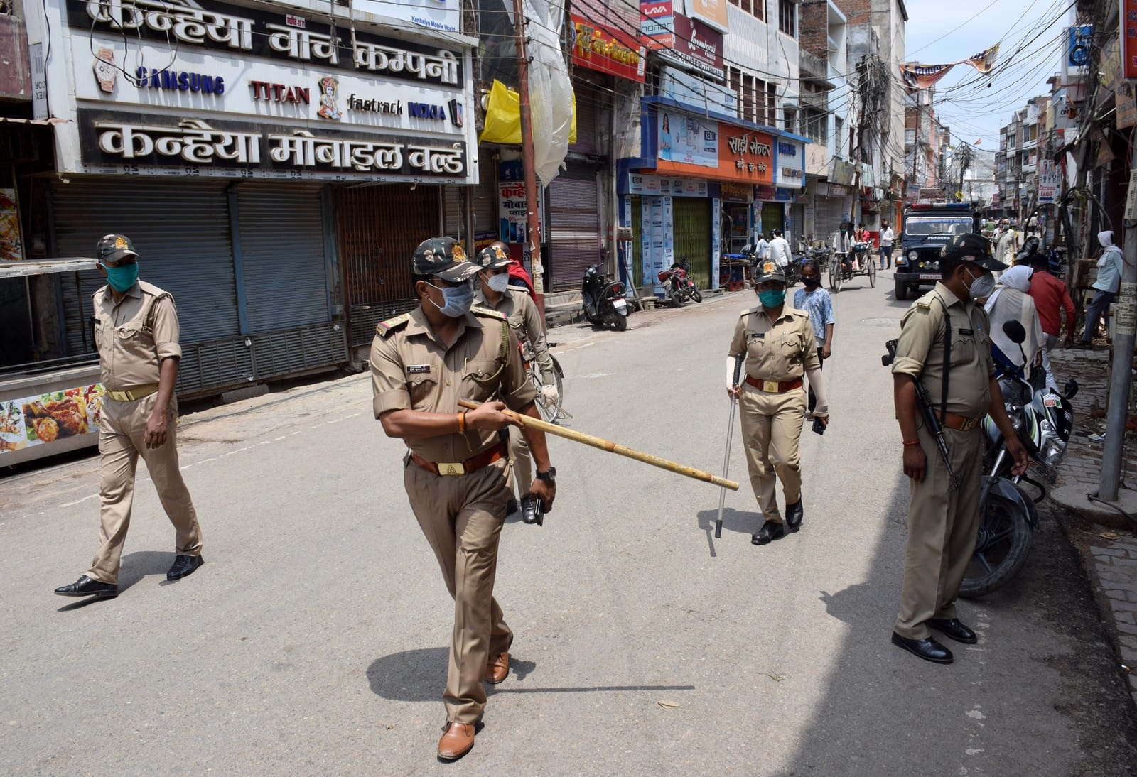 माजबरगंज में 12 बजे के बाद लोगों को खदेड़ती पुलिस।