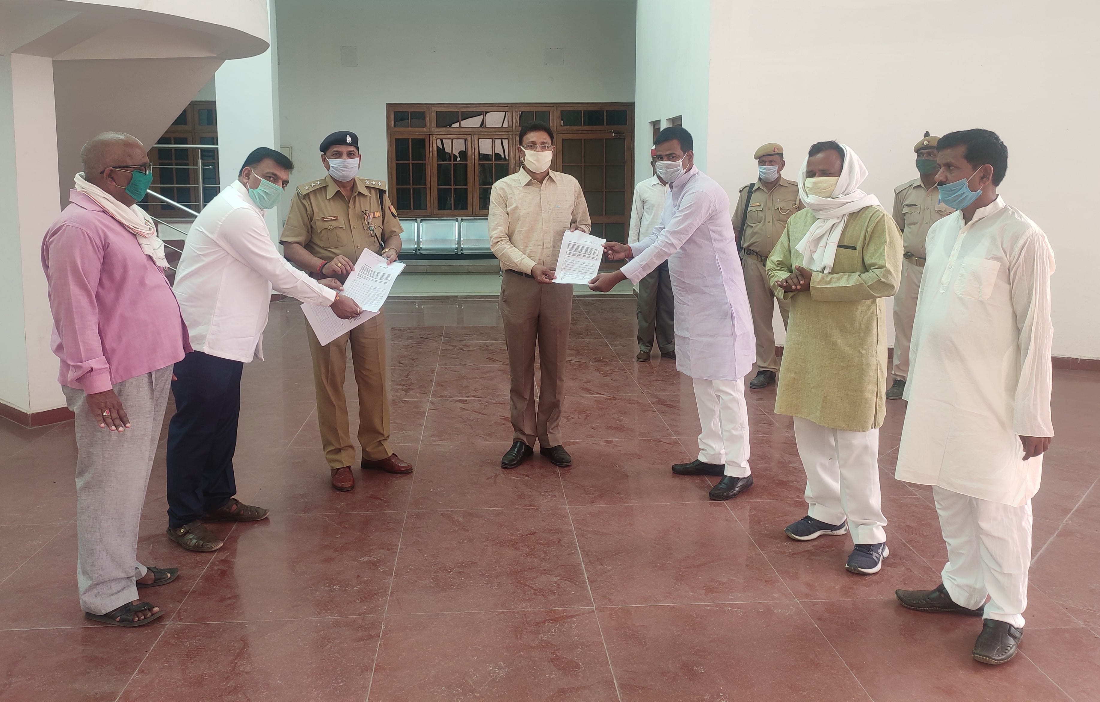 बुढ़नपुर में एसडीएम दिनेश कुमार मिश्र तथा सीओ शीतला प्रसाद पांडेय को सम्मानित करते सामाजिक कार्