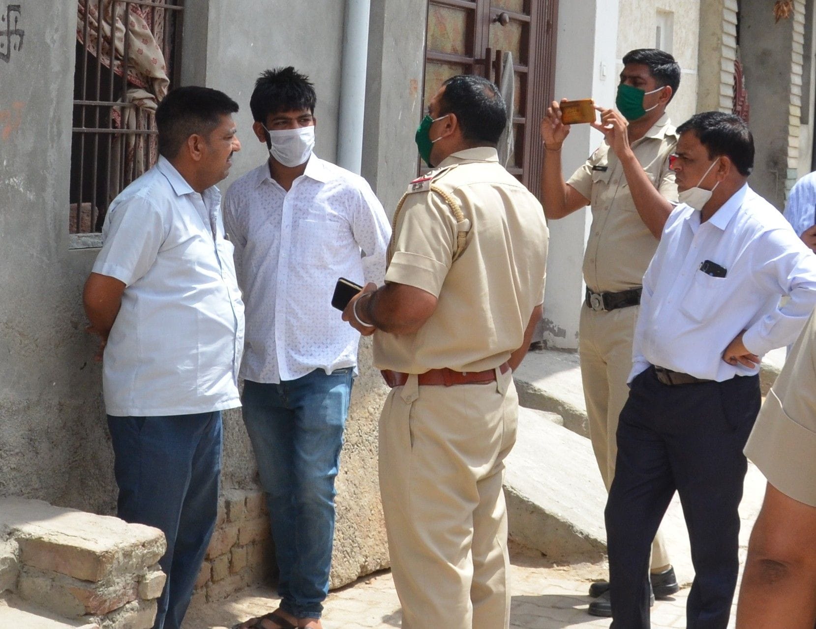 बैंक कॉलोनी के एक मकान से मास्क बरामद होने के बाद जांच करते एसएचओ विक्रम जोनसन। बैंक कॉलोनी के एक मकान से मास्क बरामद होने के बाद जांच करते एसएचओ विक्रम जोनसन।