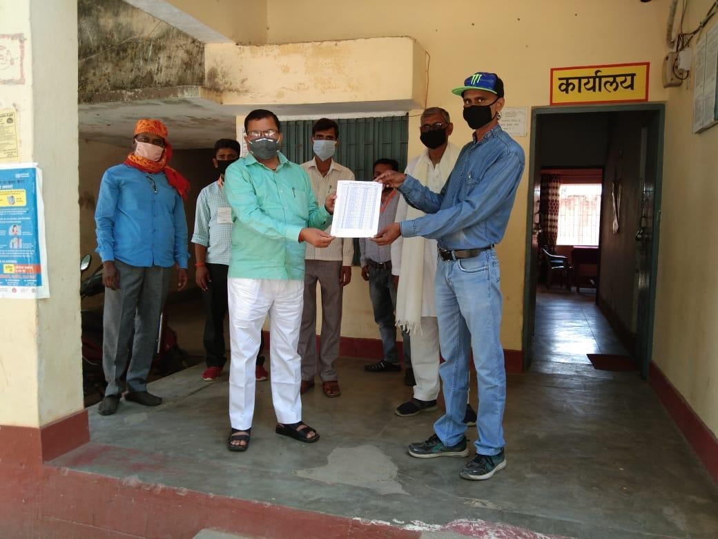 डकोर ब्लॉक में एडीओ पंचायत बलबीर सिंह को सहयोग राशि की लिस्ट सौंपते कर्मचारी व प्रधान