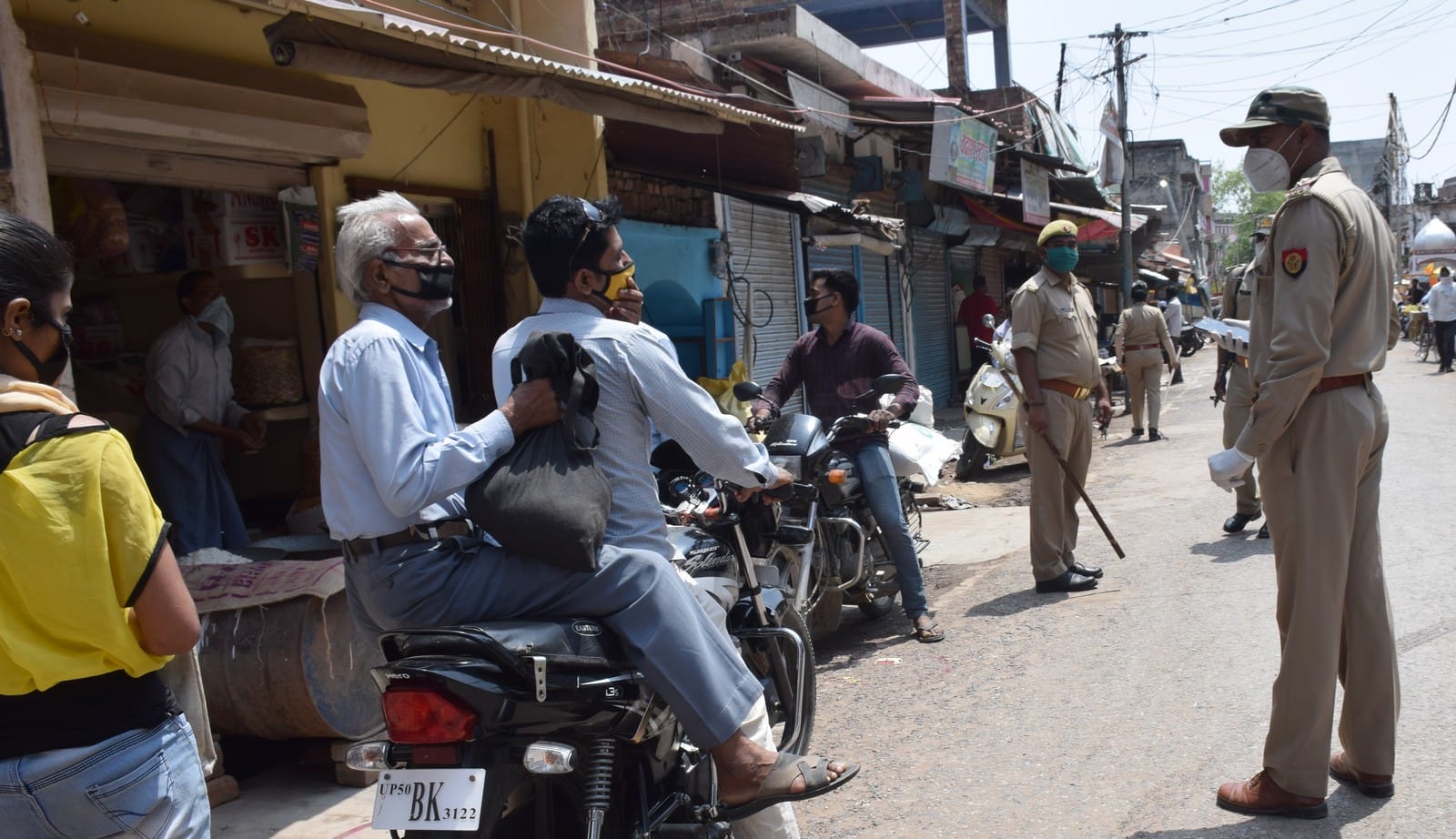 शहर के फराश टोला में बाईक चालक से पूछ-ताछ करती पुलिस