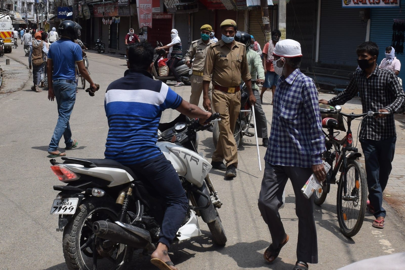 वेस्ली इंटर कालेज के पास मोटर साईकिल चालोकों को खदेड़ती पुलिस।