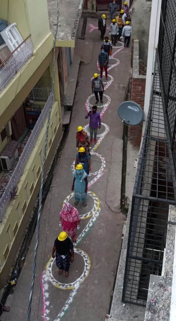 चरथावल में कोरोना योद्धा सफाई कर्मचारियों पर फूल बरसाती महिलाएं, रंगोली भी बनाई गई चरथावल में कोरोना योद्धा सफाई कर्मचारियों पर फूल बरसाती महिलाएं, रंगोली भी बनाई गई