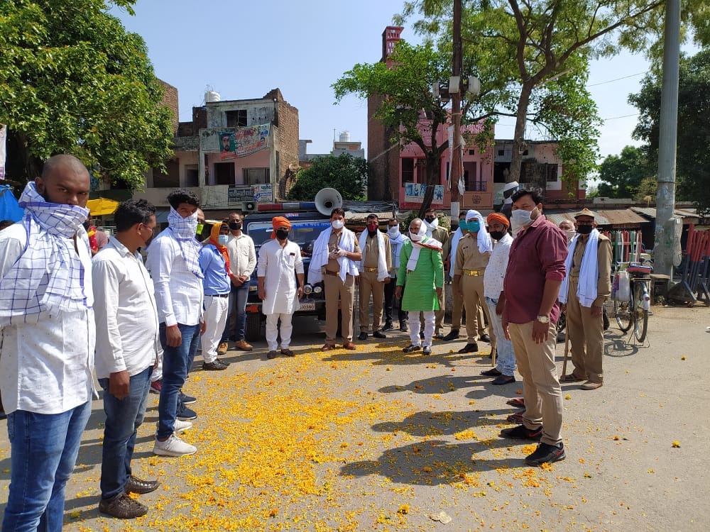 महराजगंज थाना पुलिस को सम्मानित करती नारायणी सेना।