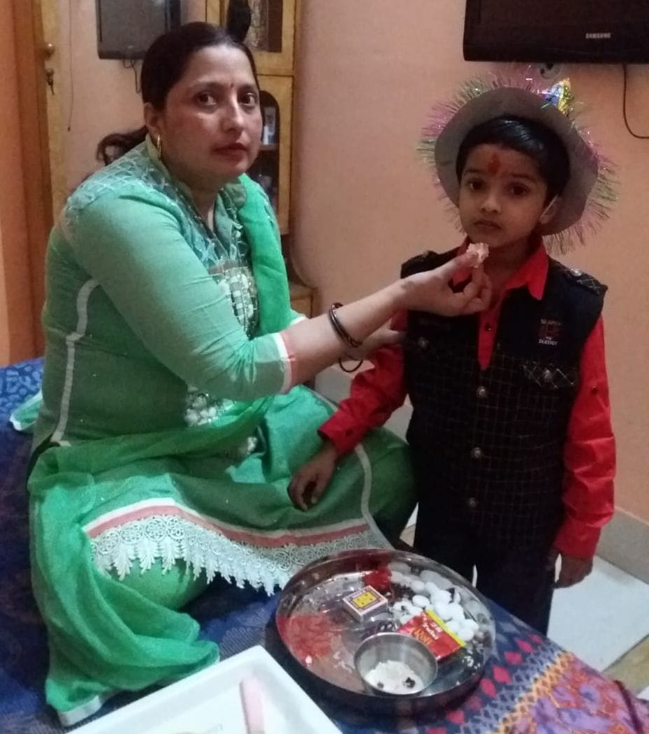 लॉकडाउन के चलते एक घर में कुछ इस तरह बच्चे का जन्मदिन मनाती दिखी महिला। लॉकडाउन के चलते एक घर में कुछ इस तरह बच्चे का जन्मदिन मनाती दिखी महिला।