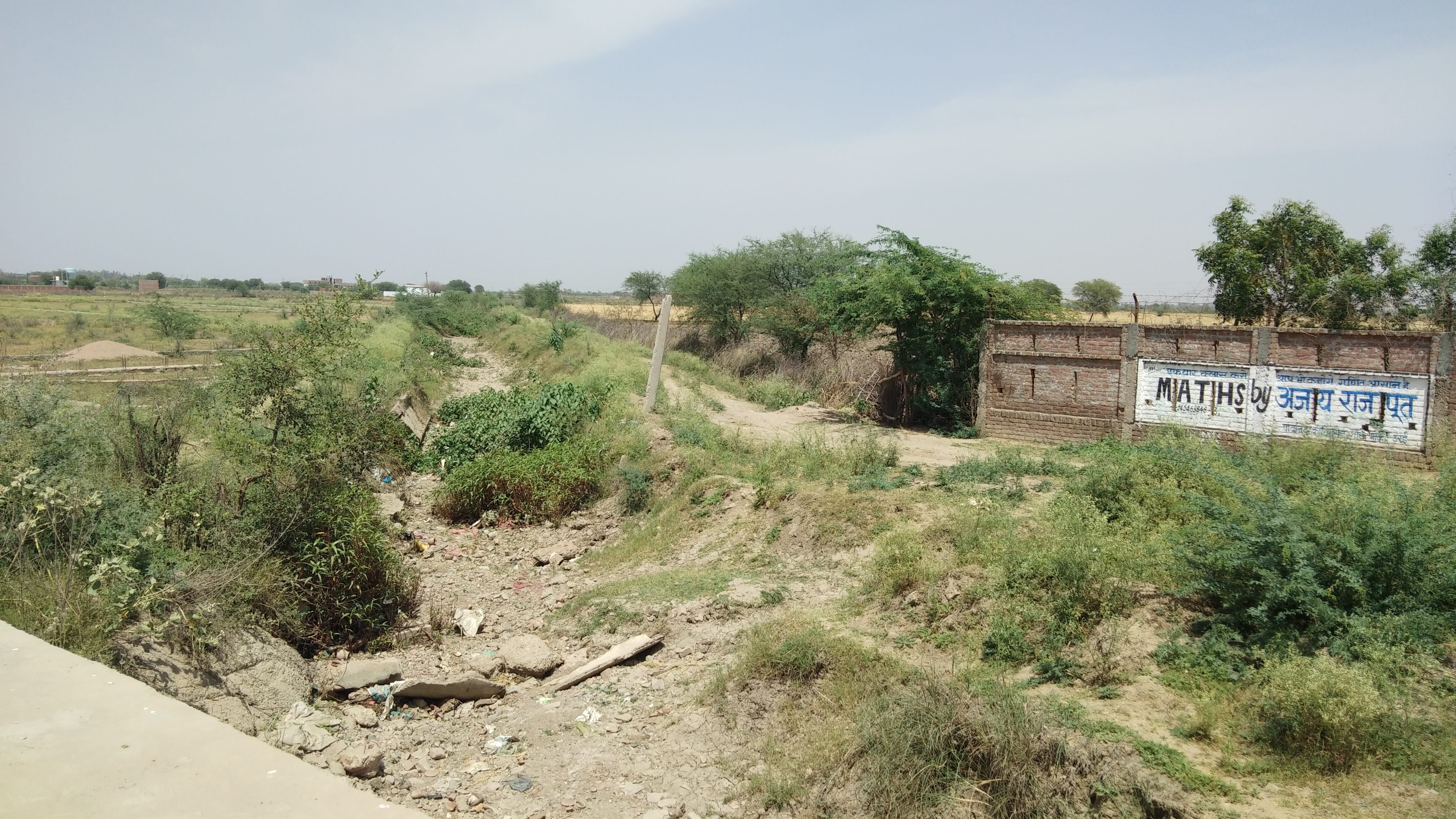 -उरई टिमरो माइनर का सूखा पड़ा रजबहा। -उरई टिमरो माइनर का सूखा पड़ा रजबहा।