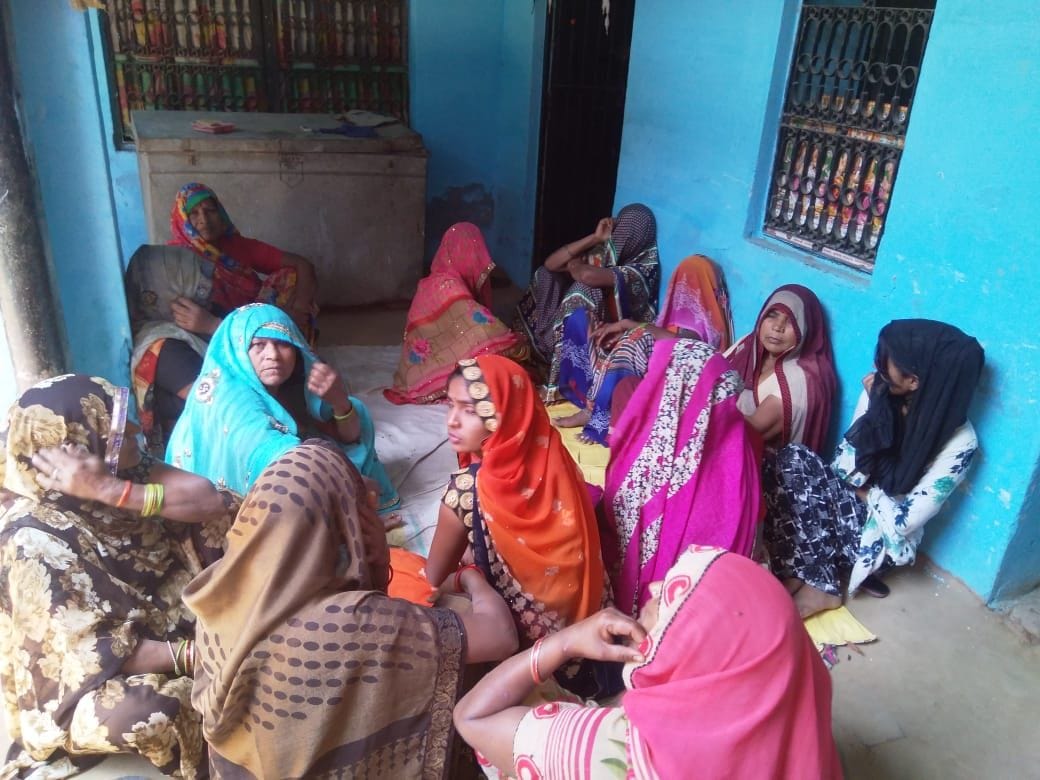 मासूम की मौत के बाद विलाप करते परिजन। मासूम की मौत के बाद विलाप करते परिजन।