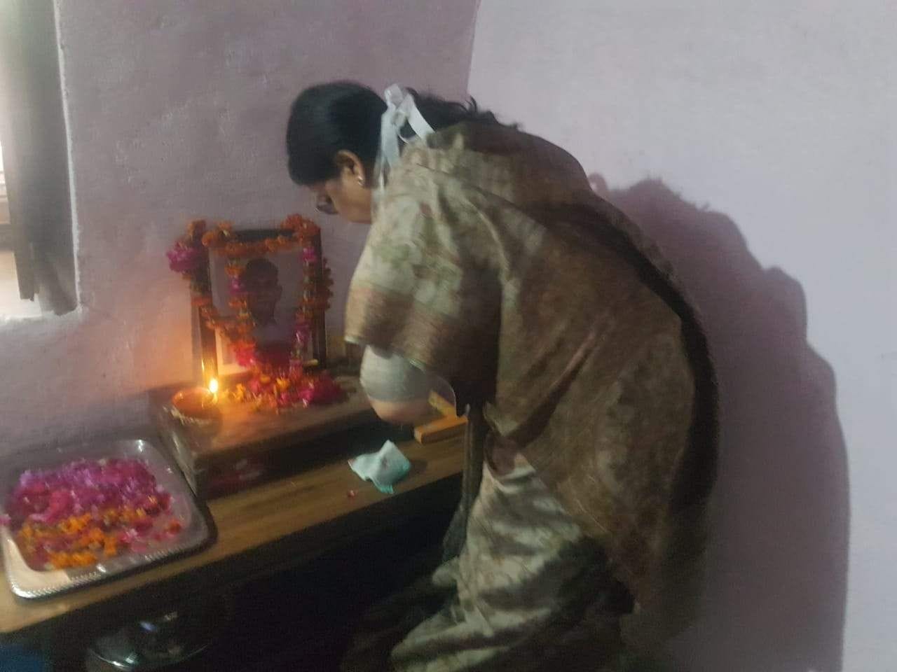 यूपी के सीएम योगी आदित्यनाथ के गांव पंचूर पहुंचकर उनके स्वर्गीय पिता आनंद सिंह बिष्ट के चित्र पर यूपी के सीएम योगी आदित्यनाथ के गांव पंचूर पहुंचकर उनके स्वर्गीय पिता आनंद सिंह बिष्ट के चित्र पर