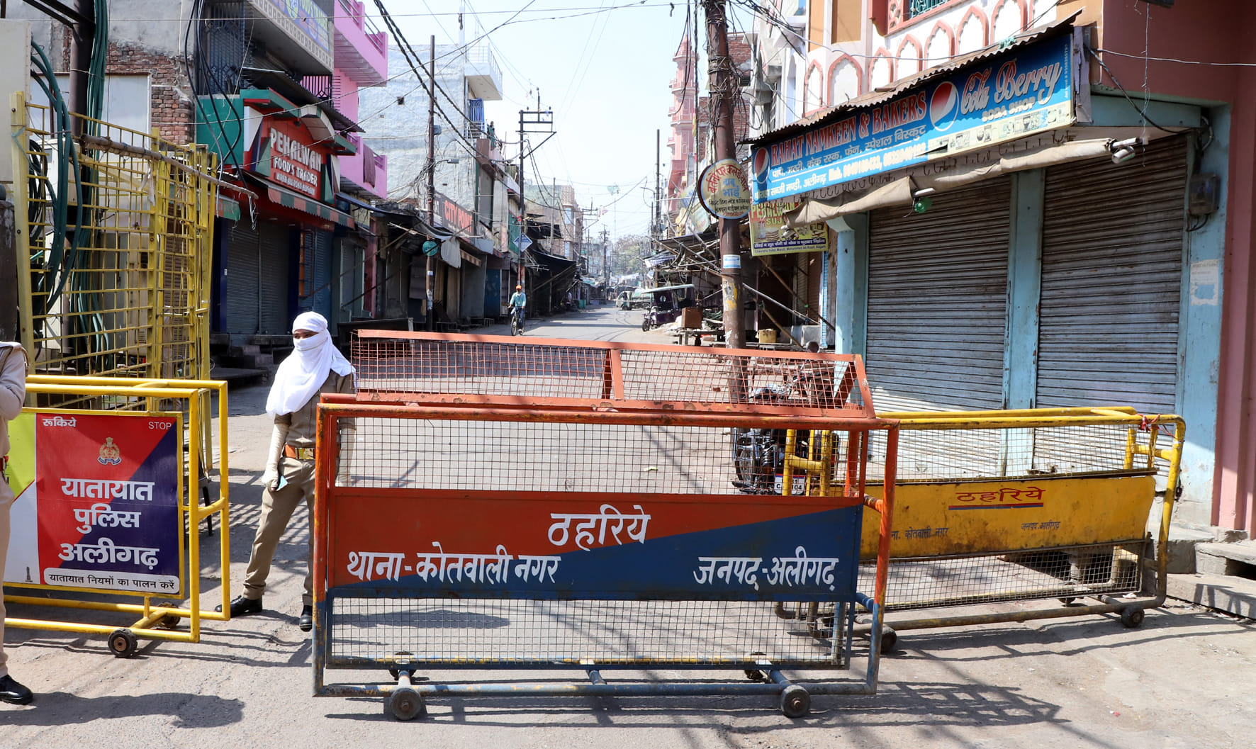उस्मान पाड़ा में कोरोना पॉजिटिव मिलने पर अब्दुल करीम चौराहे पर बंद किया गया रास्ता। उस्मान पाड़ा में कोरोना पॉजिटिव मिलने पर अब्दुल करीम चौराहे पर बंद किया गया रास्ता।