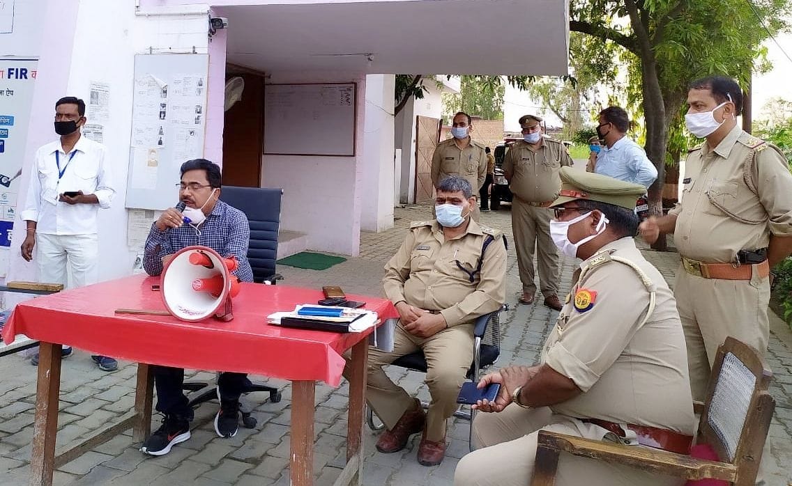 फोटो-19- शाहाबाद कोतवाली में आयोजित बैठक में बोलते एसडीएम एपी श्रीवास्तव साथ में सीओ उमाशंकर सिंह ?