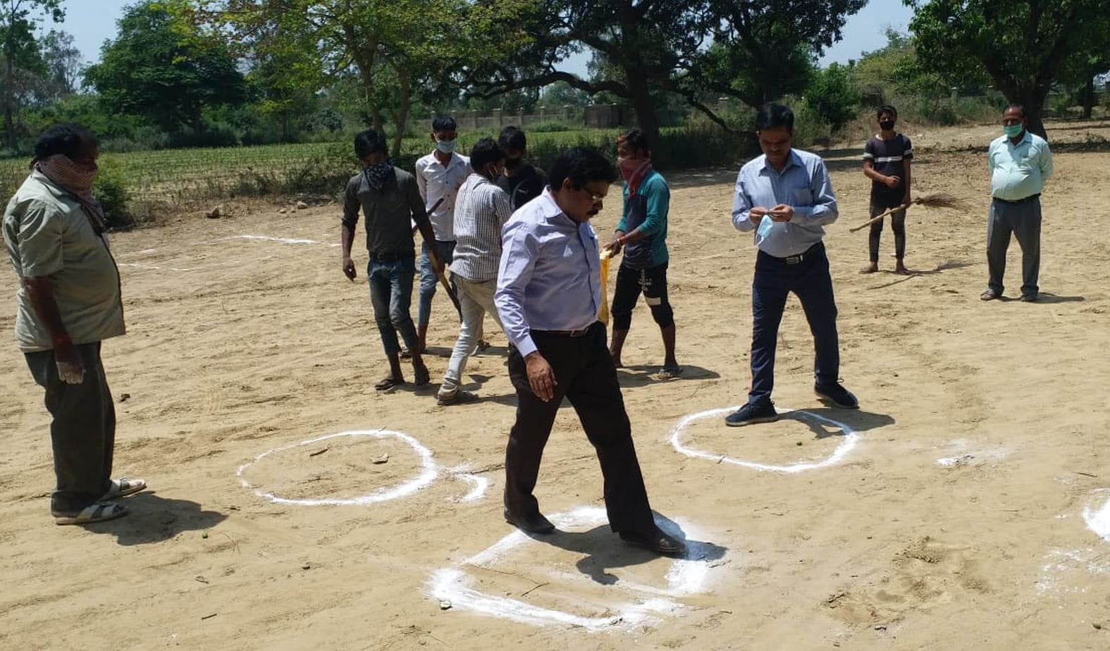 अर्रा पहाड़पुर मंडी में सब्जी की दुकानों के गोला बनवाते एडीएम। संवाद अर्रा पहाड़पुर मंडी में सब्जी की दुकानों के गोला बनवाते एडीएम। संवाद