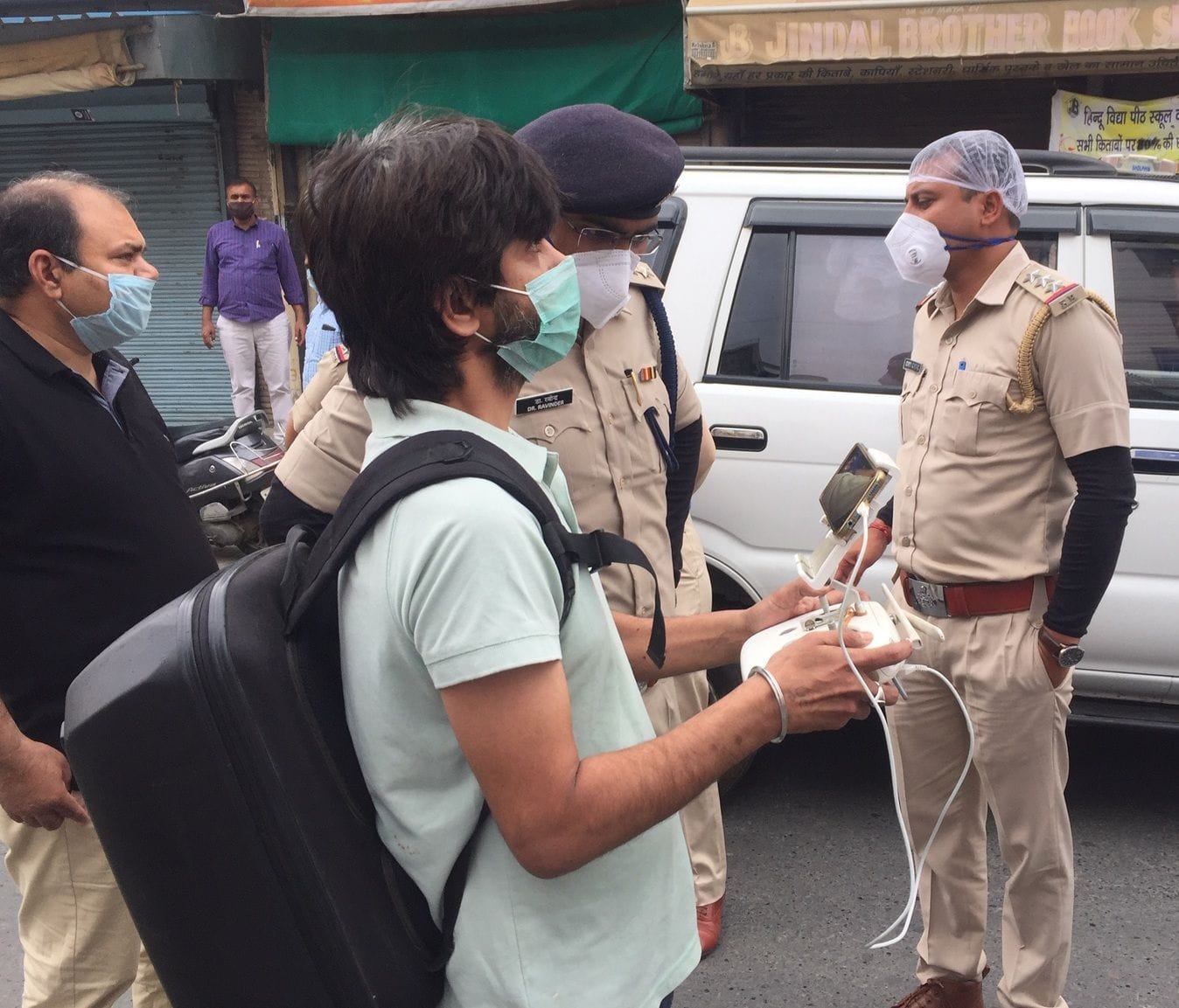 ड्रोन से तीर्थ मार्केट व आसपास की जगह को देखते डीएसपी डा. रविंद्र कुमार ड्रोन से तीर्थ मार्केट व आसपास की जगह को देखते डीएसपी डा. रविंद्र कुमार