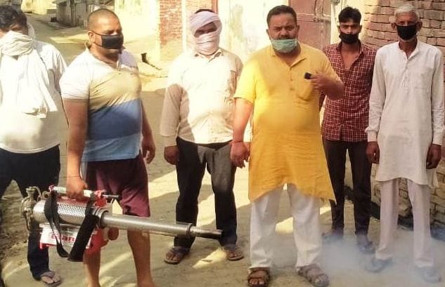 बुढ़ाना के गांव बिटावदा में फोंगिंग करवाते ग्राम प्रधान। बुढ़ाना के गांव बिटावदा में फोंगिंग करवाते ग्राम प्रधान।