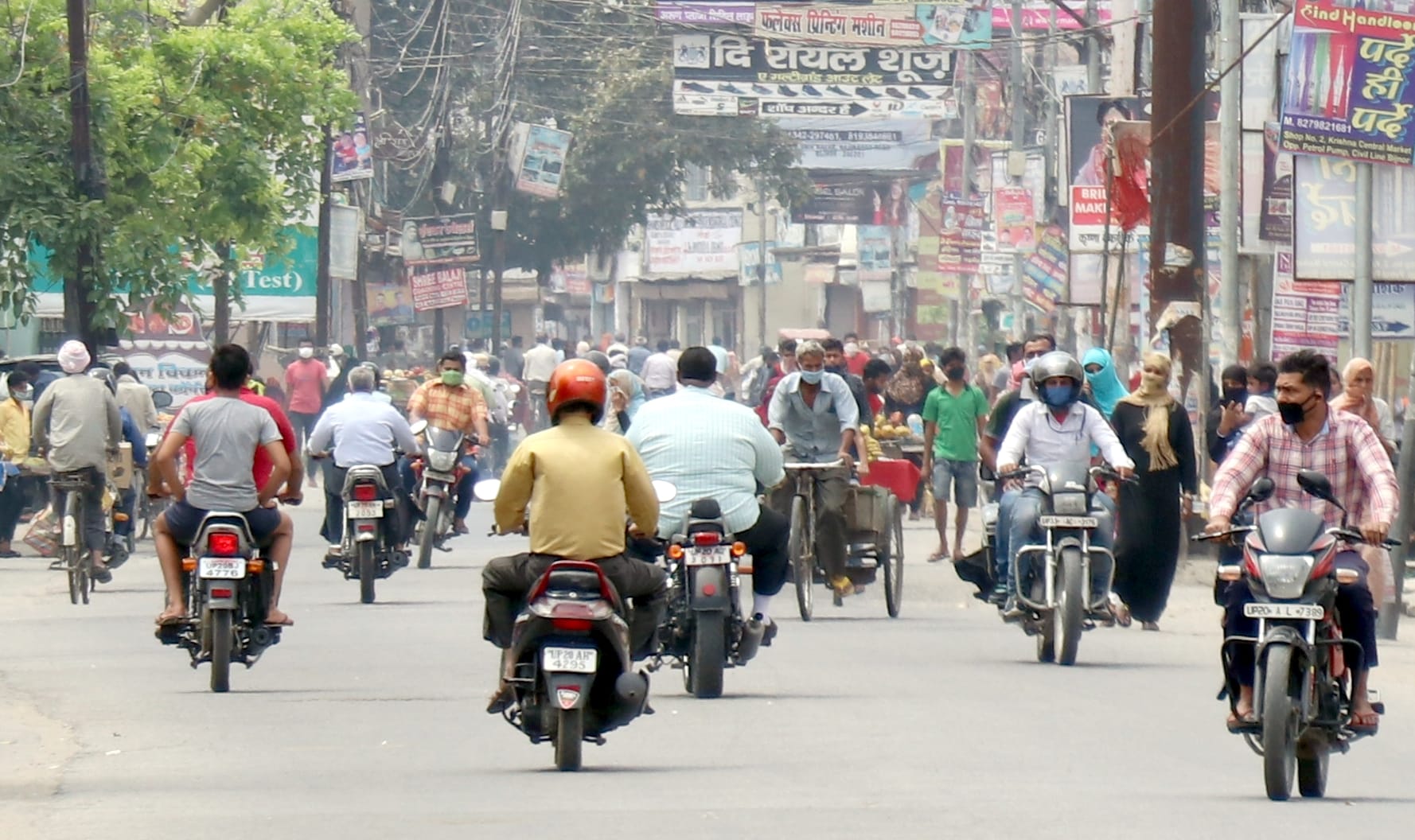 बिजनौर में सिविल लाइन में लॉकडाउन के दौरान भी आवाजाही। बिजनौर में सिविल लाइन में लॉकडाउन के दौरान भी आवाजाही।