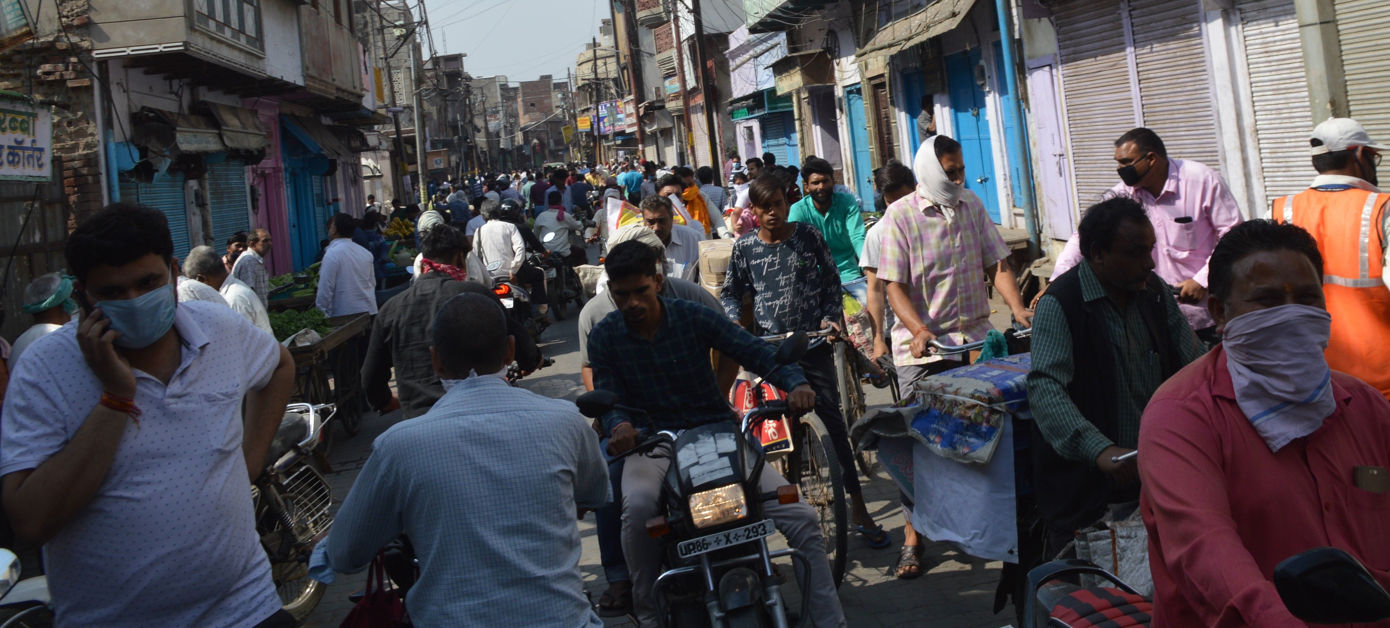 हाथरस:  शहर के प्रमुख बाजारों में खरीददारी के लिए लगी भीड़।