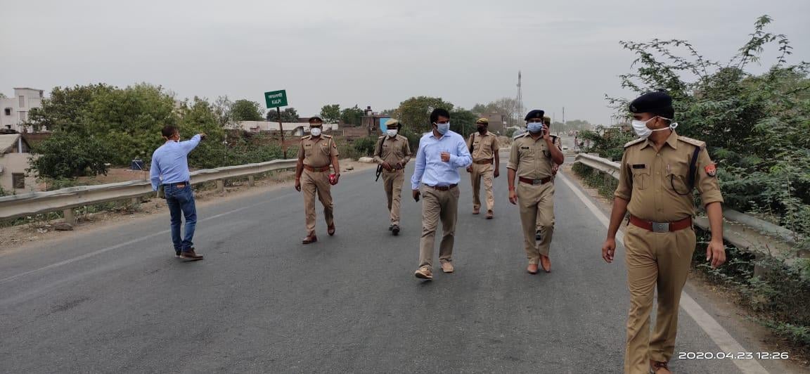 कालपी यमुना पुल पर बैरिकेडिंग देखते डीएम और एसपी। 