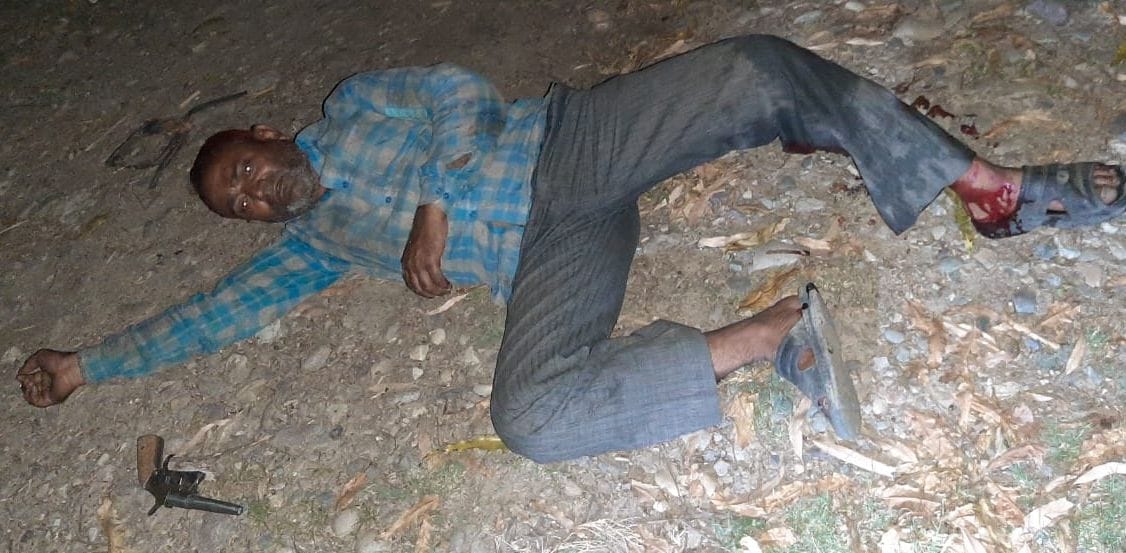 पुलिस मुड़भेड़ में गोली लगने से घायल गोतस्कर।