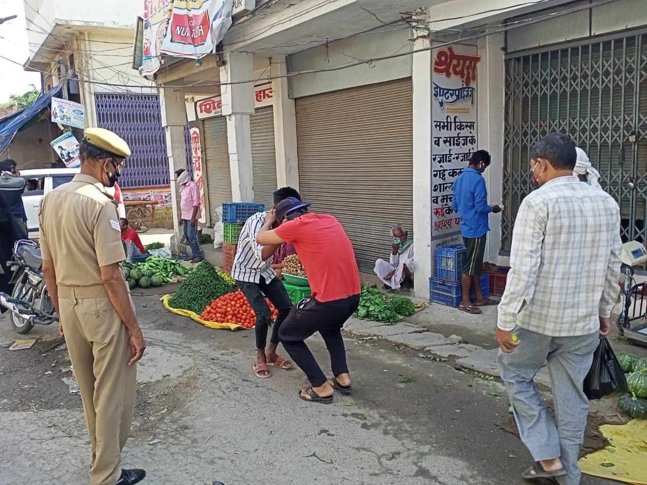 खेतासराय में लॉकडाउन के नियमों को तोड़ रहे युवकों को कान पकड़वाकर उठक बैठक करवती पुलिस।