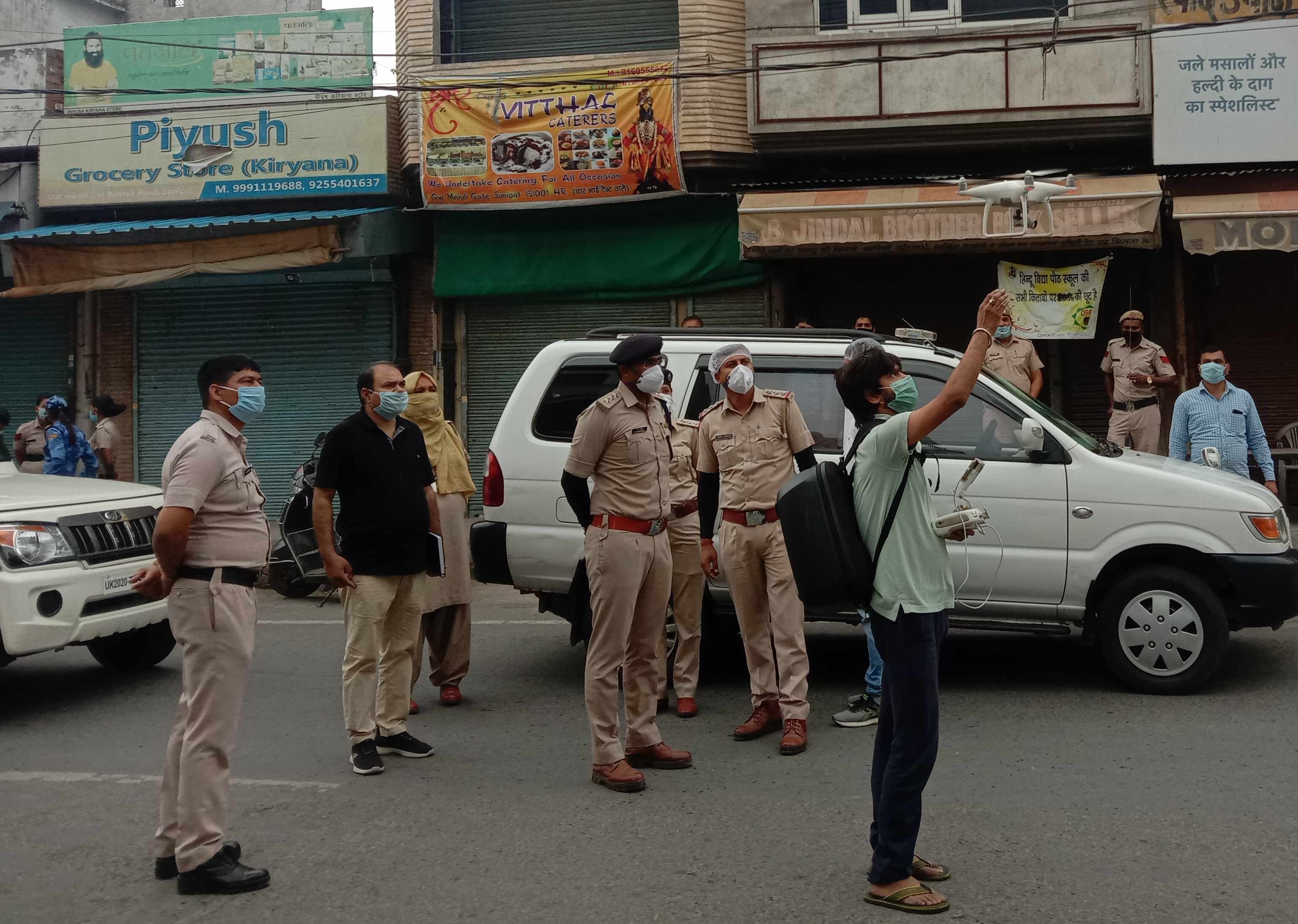 ओल्ड रोहतक रोड पर ड्रोन को उड़वाती पुलिस ओल्ड रोहतक रोड पर ड्रोन को उड़वाती पुलिस