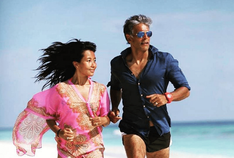 Milind Soman Climbed 300 Floorsin 135min With Her Wife Ankita Konwar To  Marriage Anniversary - शादी की सालगिरह मनाने के लिए मिलिंद सोमन ने पत्नी के  साथ किया अनोखा काम - Amar