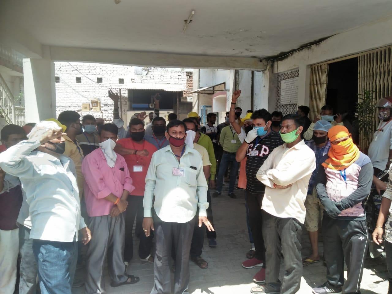 पालिका परिसर में खड़े आक्रोशित सफाई कर्मी पालिका परिसर में खड़े आक्रोशित सफाई कर्मी
