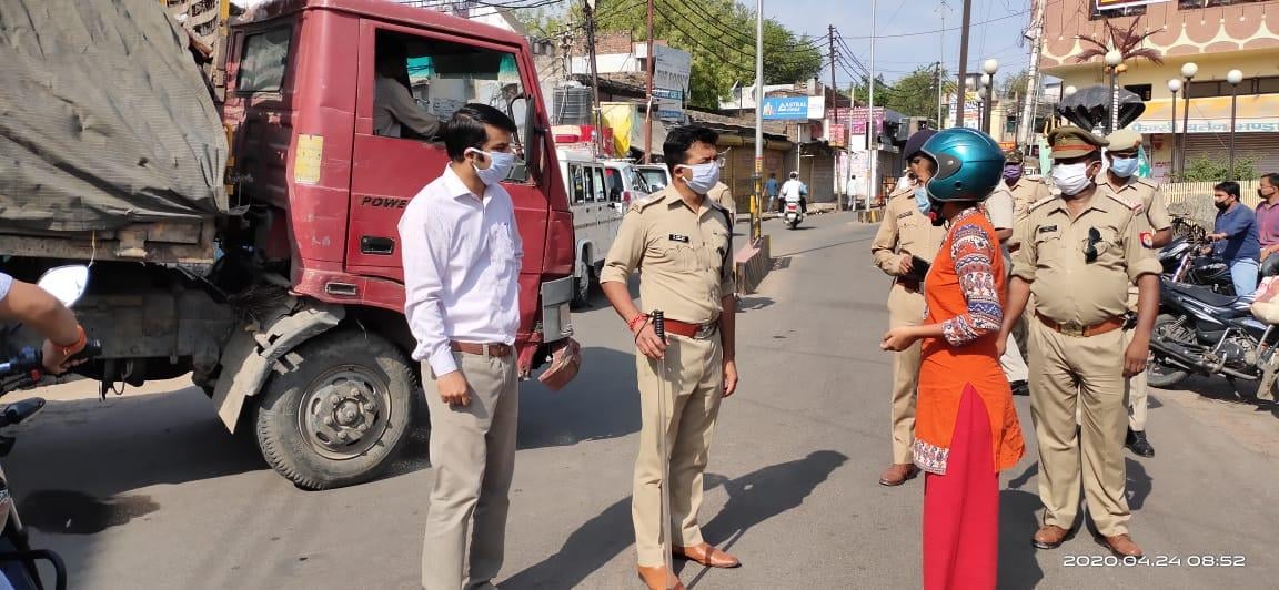 शहर के घंटाघर चौराहे पर चेकिंग के दौरान महिला से पूछताछ करते डीएम मन्नान अख्तर व एसपी सतीश कुमार शहर के घंटाघर चौराहे पर चेकिंग के दौरान महिला से पूछताछ करते डीएम मन्नान अख्तर व एसपी सतीश कुमार