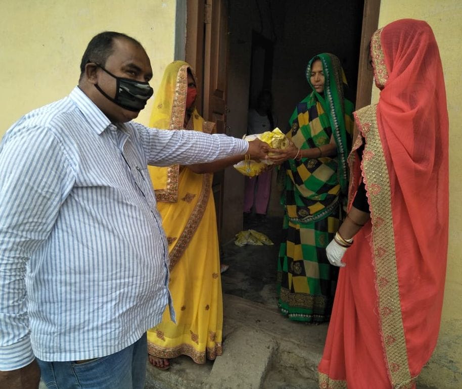 जमालपुर क्षेत्र में लाक डाउन के दौरान पोषाहार वितरण करते बाल विकास परियोजना अधिकारी रविन्द्र कु जमालपुर क्षेत्र में लाक डाउन के दौरान पोषाहार वितरण करते बाल विकास परियोजना अधिकारी रविन्द्र कु