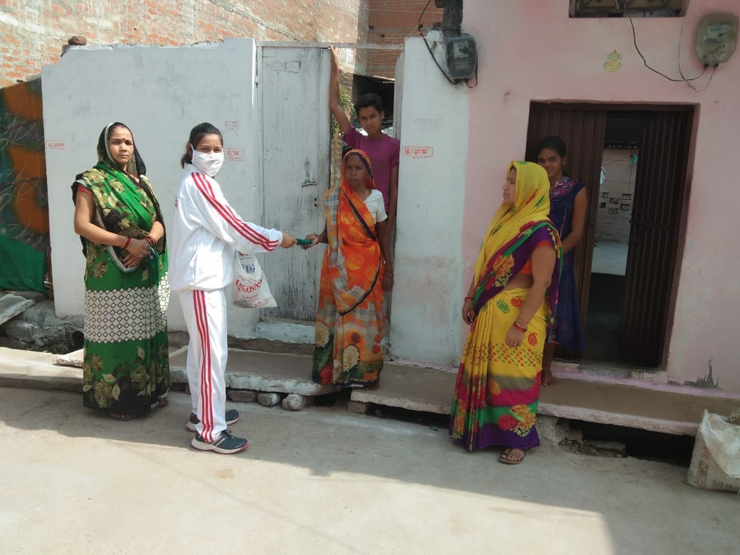 मास्क वितरित करतीं सैडो पॉवर ग्रुप की सदस्य