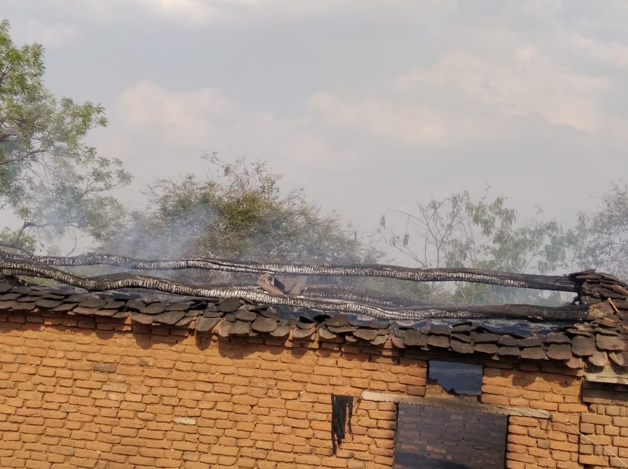 कैप्सन - आग से मकान का जला ऊपरी भाग कैप्सन - आग से मकान का जला ऊपरी भाग