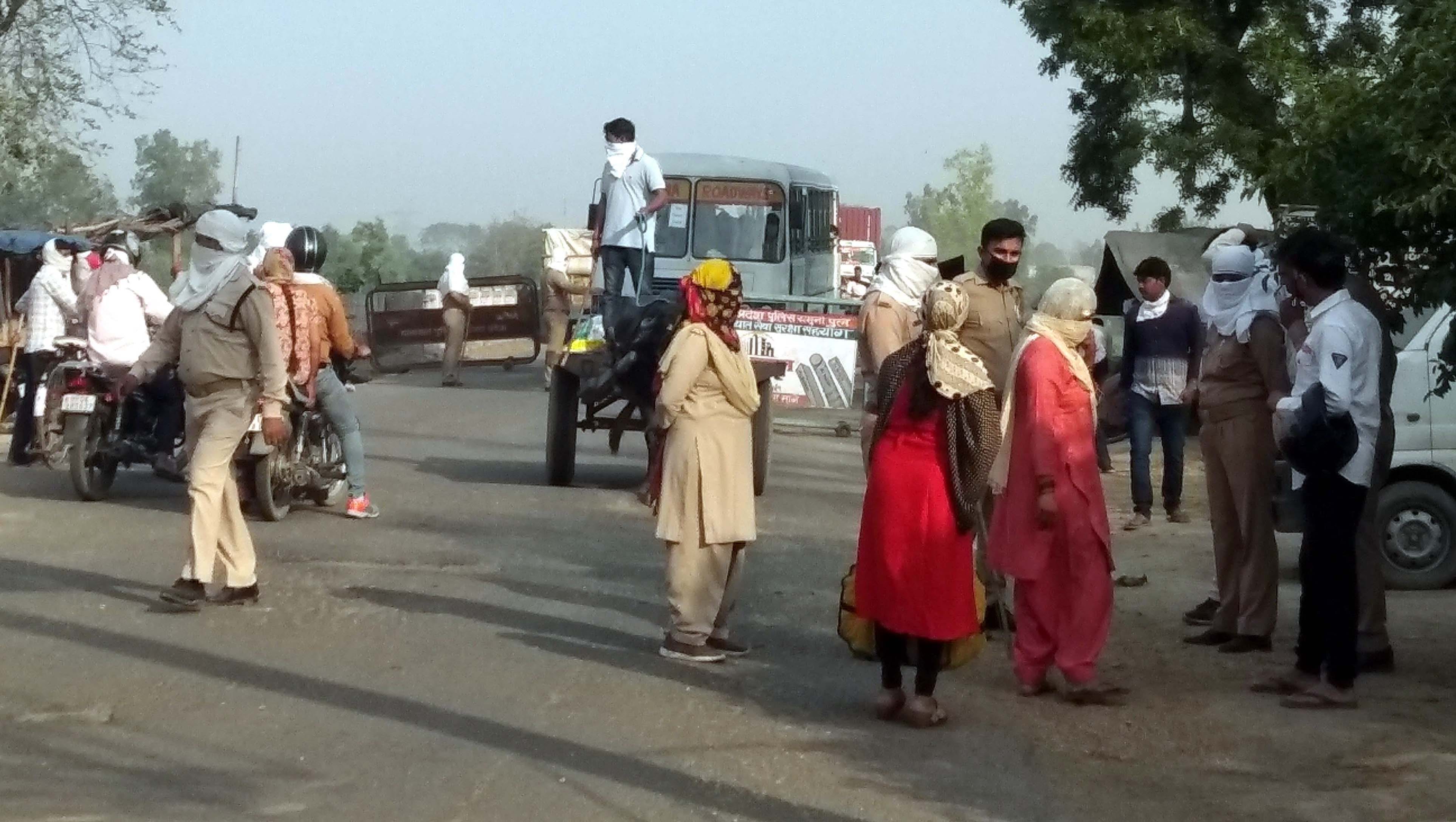कैराना हरियाणा बार्डर पर यूपी के मजदूरों आती बस। कैराना हरियाणा बार्डर पर यूपी के मजदूरों आती बस।