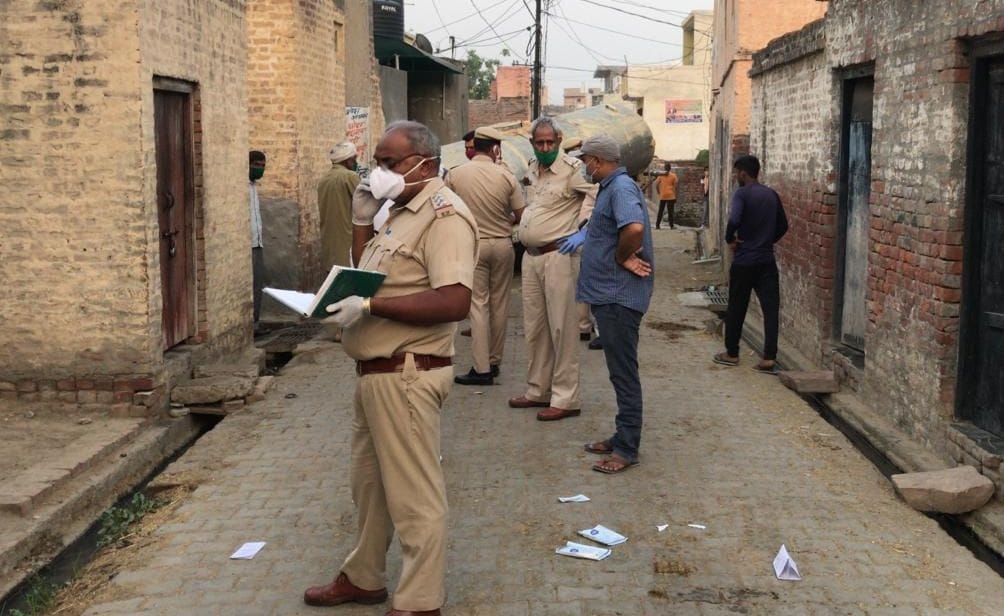खुबडू गांव में लोगों को क्वारंटीन करने के लिए पहुंची पुलिस व स्वास्थ्य विभाग की टीम खुबडू गांव में लोगों को क्वारंटीन करने के लिए पहुंची पुलिस व स्वास्थ्य विभाग की टीम