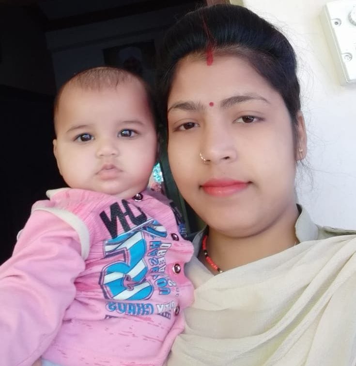 शहर के ककरहा बाग के पास लॉक डाउन के दौरान बच्चे को साथ लेकर ड्यूटी करती महिला सिपाही बीना देवी।