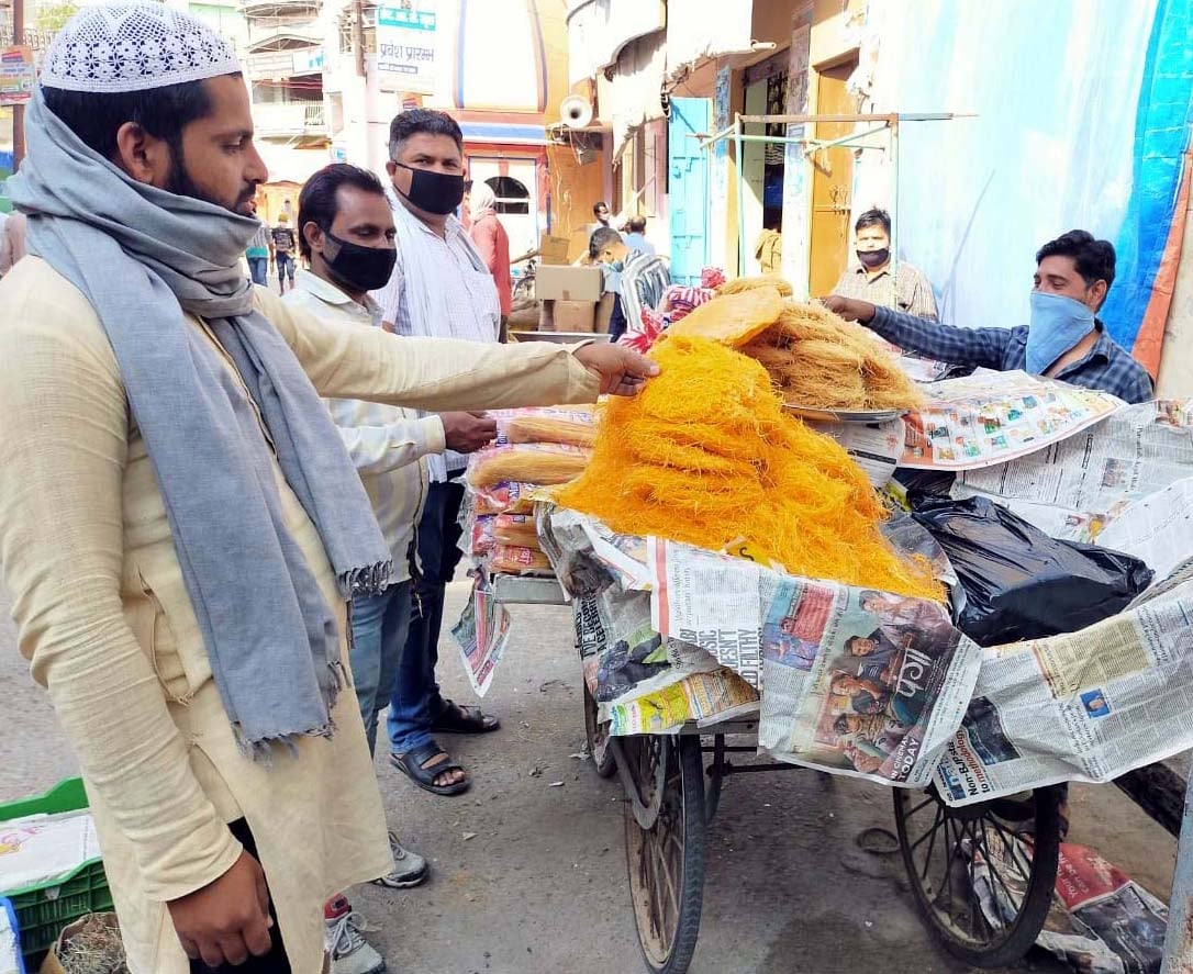 कैराना चौक बाजार में खजला और फैनी खरीदते रोजेदार। कैराना चौक बाजार में खजला और फैनी खरीदते रोजेदार।