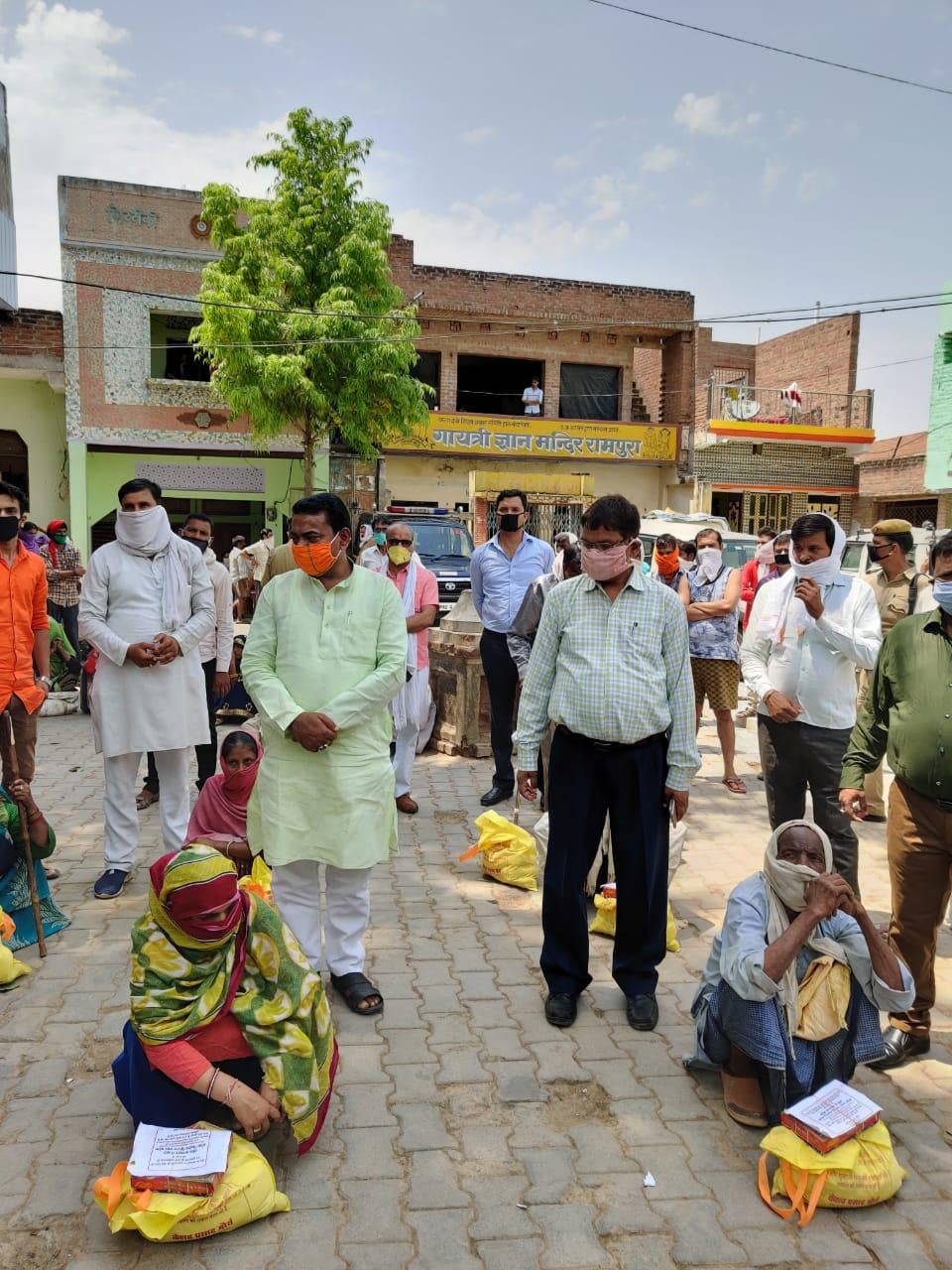 रामपुरा में विधायक व एसडीएम राहत सामग्री वितरण करते रामपुरा में विधायक व एसडीएम राहत सामग्री वितरण करते