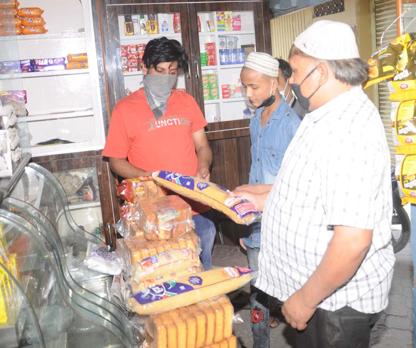 शामली आजाद चौक में खजला और फैनी खरीदते रोजेदार। शामली आजाद चौक में खजला और फैनी खरीदते रोजेदार।