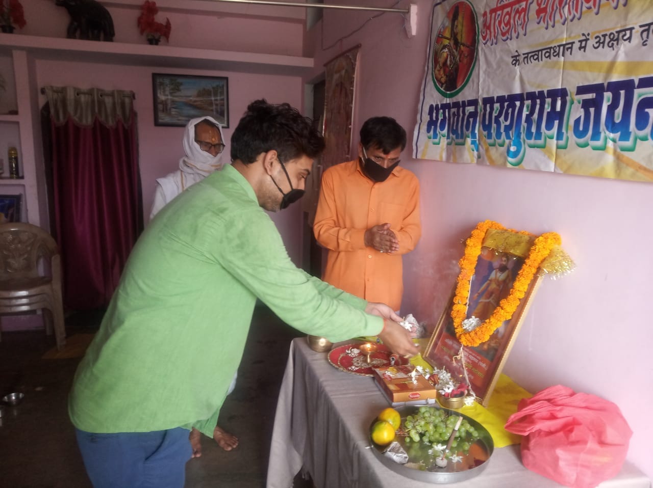 कोल पाण्डेय में अखिल भारतवर्षीय ब्राह्मण महासभा के सदस्य भगवान परशुराम जयंती मनाते हुए। कोल पाण्डेय में अखिल भारतवर्षीय ब्राह्मण महासभा के सदस्य भगवान परशुराम जयंती मनाते हुए।