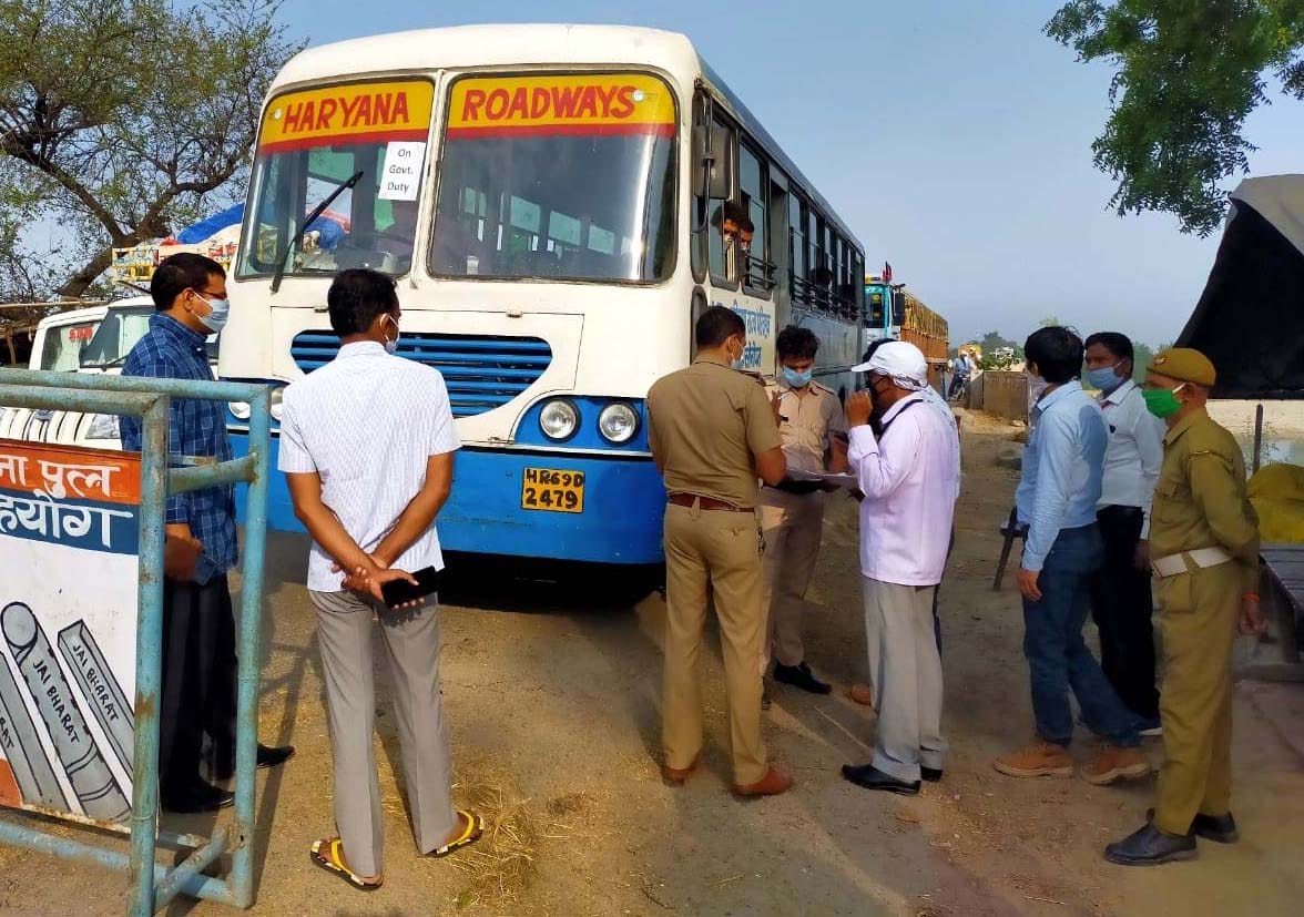 शामली में कैराना हरियाणा बार्डर पर यूपी के मजदूरों को लेकर आई बस। शामली में कैराना हरियाणा बार्डर पर यूपी के मजदूरों को लेकर आई बस।