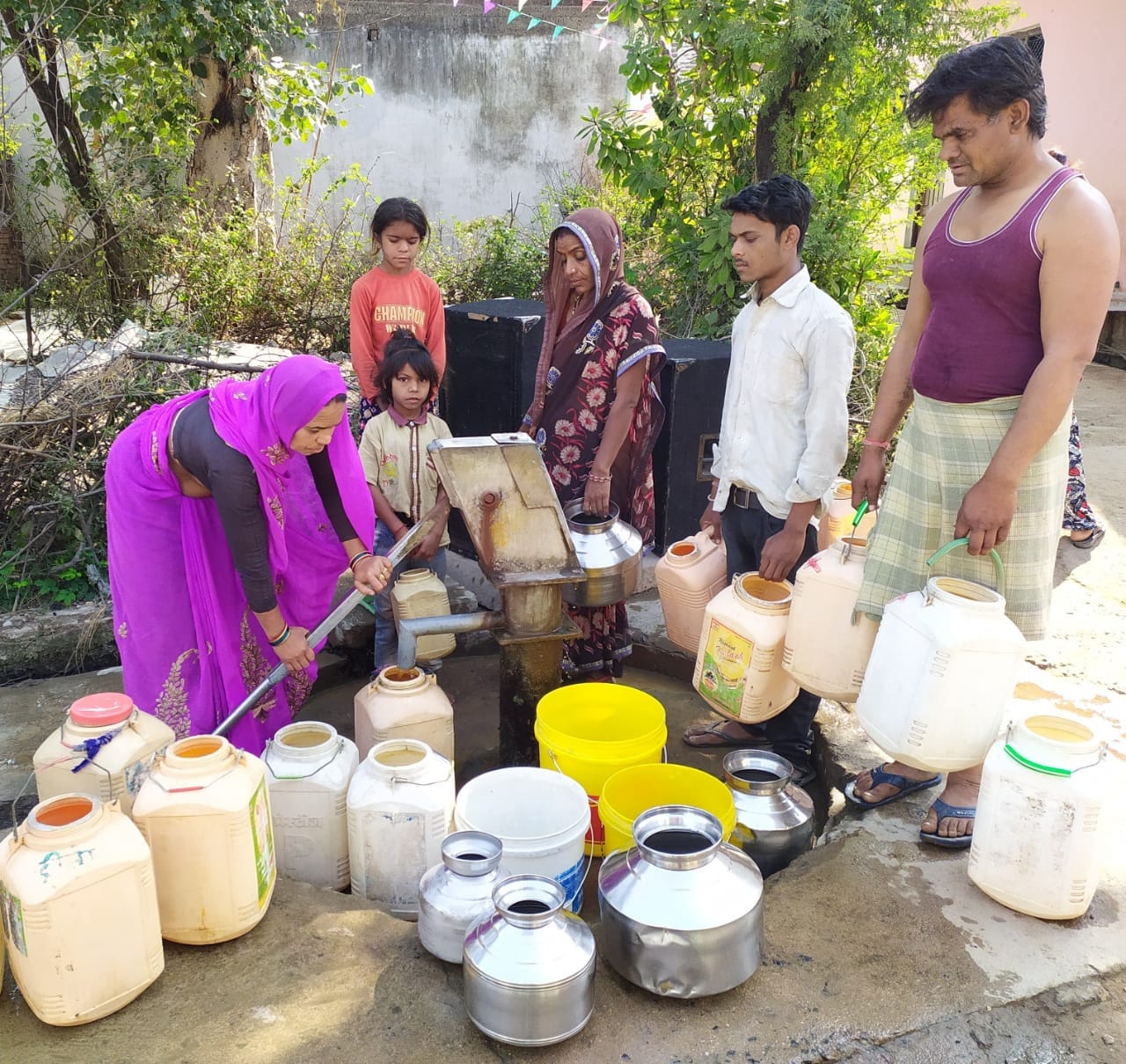 नेहरू नगर में हैंडपंप पर लगी लोगों की भीड़ नेहरू नगर में हैंडपंप पर लगी लोगों की भीड़