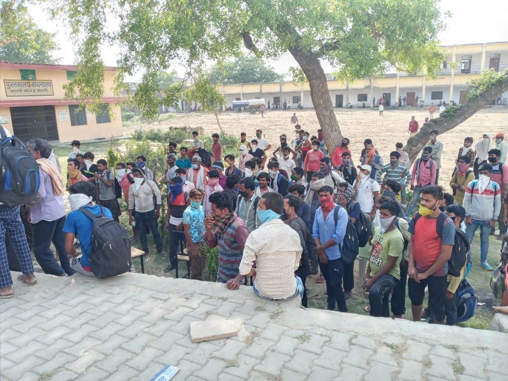 कालपी में विरोध प्रकट करते श्रमिक