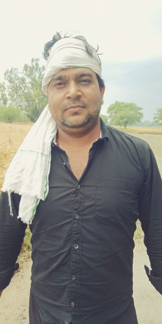 थानाभवन में जानकारी देता किसान सचिन कुमार थानाभवन में जानकारी देता किसान सचिन कुमार