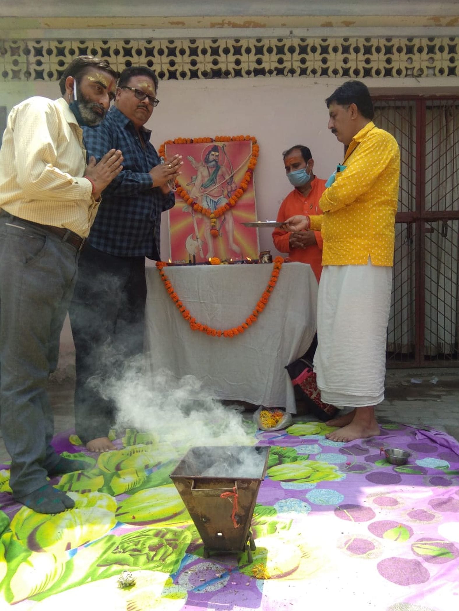 भगवान परशुराम जयंती पर हवन पूजन के बाद आरती करते वॉवी दुबे, सरल दुबे व अन्य। संवाद